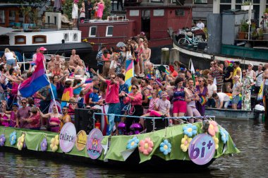 Bi + Nederland Amsterdam 'daki Gaypride Kanal Geçidi' nde Hollanda 3-8-2024