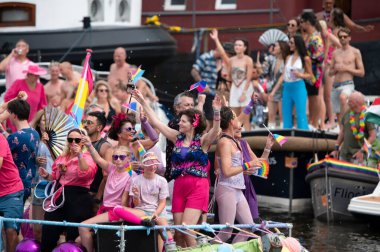 Bi + Nederland Amsterdam 'daki Gaypride Kanal Geçidi' nde Hollanda 3-8-2024