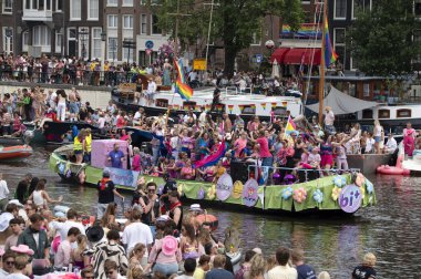 Bi + Nederland Amsterdam 'daki Gaypride Kanal Geçidi' nde Hollanda 3-8-2024