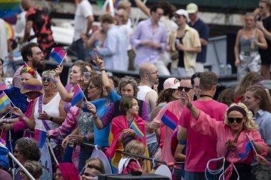 Bi + Nederland Amsterdam 'daki Gaypride Kanal Geçidi' nde Hollanda 3-8-2024