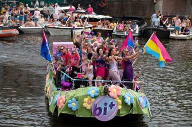 Bi + Nederland Amsterdam 'daki Gaypride Kanal Geçidi' nde Hollanda 3-8-2024