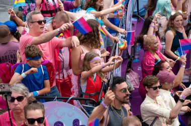 Bi + Nederland Amsterdam 'daki Gaypride Kanal Geçidi' nde Hollanda 3-8-2024