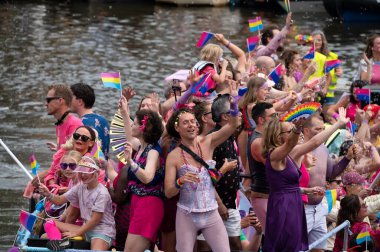 Bi + Nederland Amsterdam 'daki Gaypride Kanal Geçidi' nde Hollanda 3-8-2024