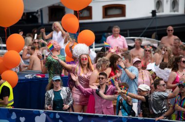 Cas Wolters Amsterdam 'daki Gaypride Kanal Bot Yürüyüşü Hollanda 3-8-2024