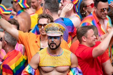 Hollanda 3-8-2024 tarihli Amsterdam 'daki Gaypride Kanal Tekne Geçidi' ndeki Bar De Regenboog 'daki İnsanlar