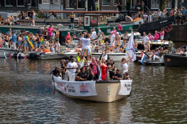 Amsterdam 'daki Gaypride Kanal Yürüyüşünde Gökkuşağı Teknesini Selamla Hollanda 3-8-2024