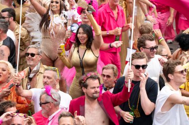 Amsterdam 'da 3 Katman Gaypride Kanal Geçidi Hollanda 3-8-2024