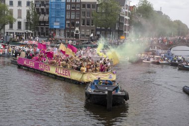 Amsterdam 'da 3 Katman Gaypride Kanal Geçidi Hollanda 3-8-2024