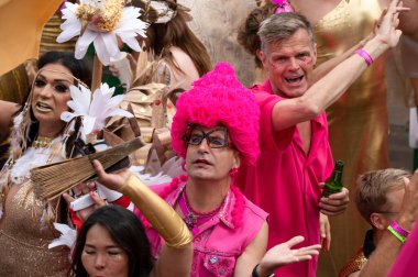 Amsterdam 'da 3 Katman Gaypride Kanal Geçidi Hollanda 3-8-2024