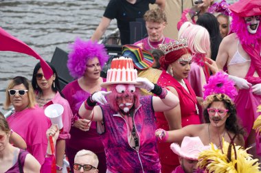Amsterdam 'da 3 Katman Gaypride Kanal Geçidi Hollanda 3-8-2024