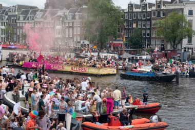 Amsterdam 'da 3 Katman Gaypride Kanal Geçidi Hollanda 3-8-2024