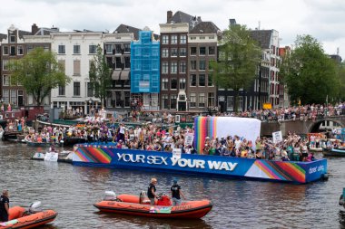 Amsterdam 'da Eşcinsel Gururu Kanal Geçidi 3-8-2024