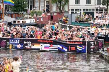 Hollanda 3-8-2024 Amsterdam 'daki Pride Canal Boat Parade Fetişi