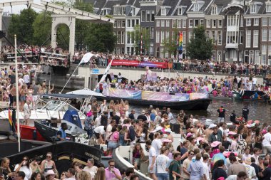 Amsterdam 'daki Flört Kanalı Tekne Yürüyüşü Hollanda 3-8-2024