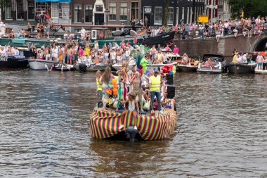 Hollanda 3-8-2024 Amsterdam 'da Kedi Yavrusu Gayrimeşru Kanal Geçidi