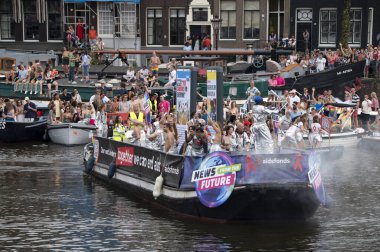 Amsterdam 'daki Gaypride Kanal Geçidi Hollanda 3-8-2024