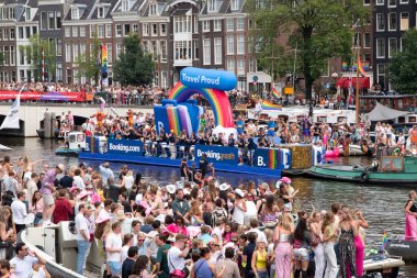 Amsterdam 'daki Com Canal Boat Parade 3-8-2024