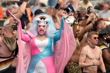 Amsterdam 'dan De Berenboot: Ayı Gururu ve Ayı Hakimiyeti: Gaypride Kanal Geçidi Hollanda 3-8-2024