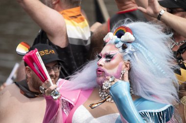 Amsterdam 'dan De Berenboot: Ayı Gururu ve Ayı Hakimiyeti: Gaypride Kanal Geçidi Hollanda 3-8-2024