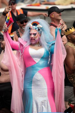 Amsterdam 'dan De Berenboot: Ayı Gururu ve Ayı Hakimiyeti: Gaypride Kanal Geçidi Hollanda 3-8-2024
