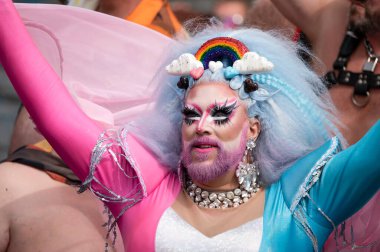 Amsterdam 'dan De Berenboot: Ayı Gururu ve Ayı Hakimiyeti: Gaypride Kanal Geçidi Hollanda 3-8-2024