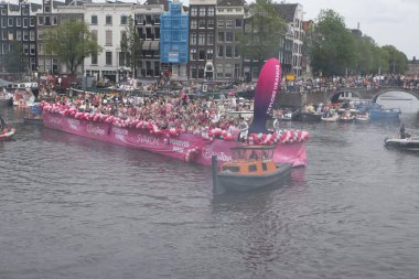 Amsterdam 'da Eşcinsel Gurur Kanalı Geçidi Hollanda 3-8-2024