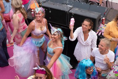 Amsterdam 'daki Flört Kanalı Tekne Yürüyüşü Hollanda 3-8-2024