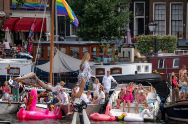 Uçuş Takımı Gaypride Kanal Yürüyüşü Amsterdam 'da Hollanda 3-8-2024