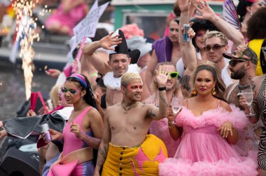 Amsterdam 'daki Gaypride Kanal Yürüyüşü 3-8-2024