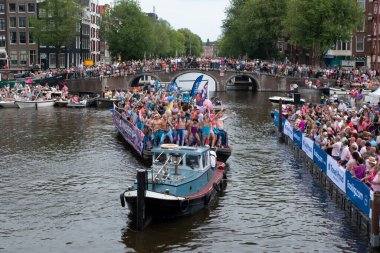 Amsterdam 'daki Gaypride Kanal Yürüyüşü 3-8-2024