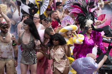 Amsterdam 'daki Gaypride Kanal Yürüyüşü 3-8-2024