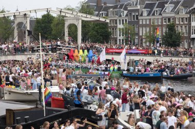 Hop LGBTQIA + Netwerk Heineken Gaypride Kanal Yürüyüşü Amsterdam 3-8-2024
