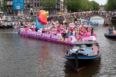 Katje Regenboog Geluk Gaypride Kanal Geçidi Amsterdam Hollanda 3-8-2024