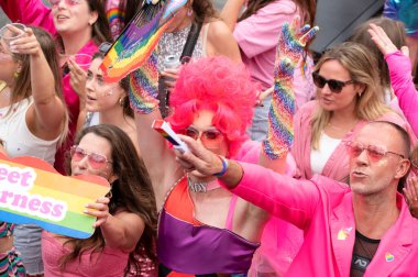 Katje Regenboog Geluk Gaypride Kanal Geçidi Amsterdam Hollanda 3-8-2024