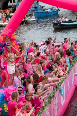 Roze Gebaar Gaypride Kanal Geçidi Amsterdam Hollanda 3-8-2024