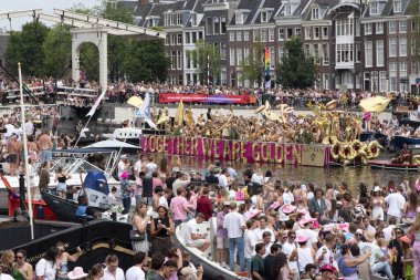 Tess Van Zwol Gurur Kanalı Amsterdam 'da Tekne Geçidi Hollanda 3-8-2024