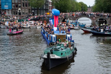 Amsterdam 'daki Com Canal Boat Parade 3-8-2024