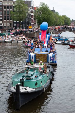 Amsterdam 'daki Com Canal Boat Parade 3-8-2024