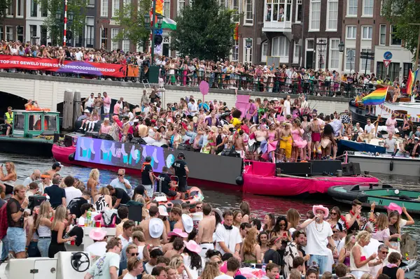 Amsterdam 'daki Gaypride Kanal Yürüyüşü 3-8-2024