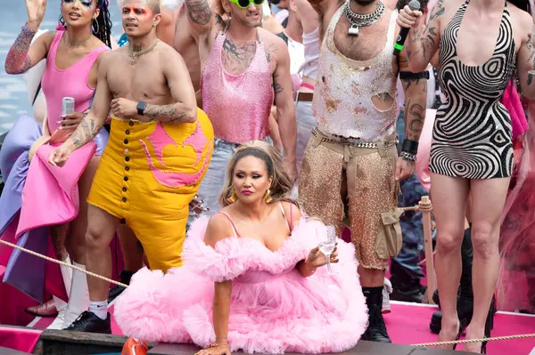 Amsterdam 'daki Gaypride Kanal Yürüyüşü 3-8-2024