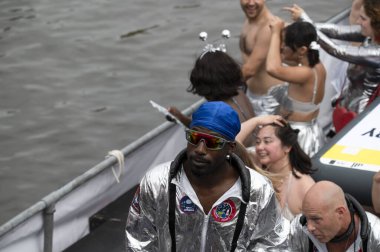 Amsterdam 'daki Gaypride Kanal Geçidi Hollanda 3-8-2024