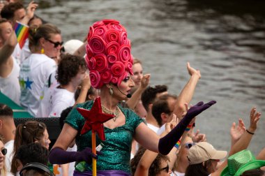 Hop LGBTQIA + Netwerk Heineken Gaypride Kanal Yürüyüşü Amsterdam 3-8-2024