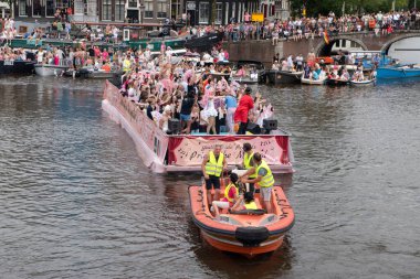 PVH Avrupa Gaypride Canal Boat Parade at Amsterdam Hollanda 3-8-2024 Gençlik Gururu