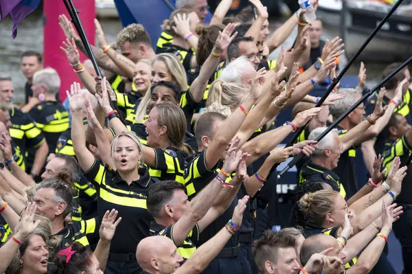 Polis Memuru Nederland Roze in Blauw Gaypride Kanal Geçidi Amsterdam Hollanda 3-8-2024