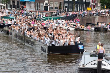 A 'dam Toren Gaypride Kanal Geçidi Amsterdam Hollanda 3-8-2024