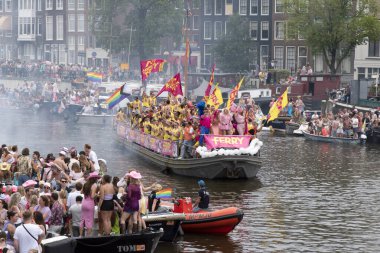 Amsterdam 'da Gaypride Kanal Yürüyüşü Hollanda 3-8-2024