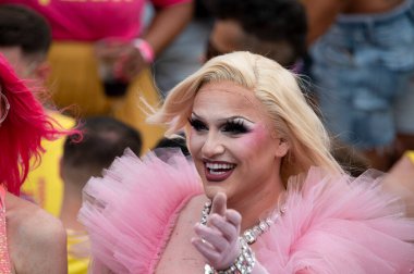 Amsterdam 'da Gaypride Kanal Yürüyüşü Hollanda 3-8-2024