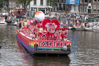 Amsterdam 'daki Eşcinsel Leeuwarden Gaypride Kanal Yürüyüşü Hollanda 3-8-2024