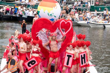 Amsterdam 'daki Eşcinsel Leeuwarden Gaypride Kanal Yürüyüşü Hollanda 3-8-2024