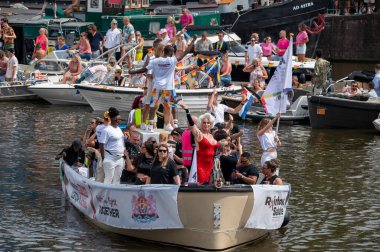 Amsterdam 'da Gaypride Kanal Yürüyüşü Hollanda 3-8-2024